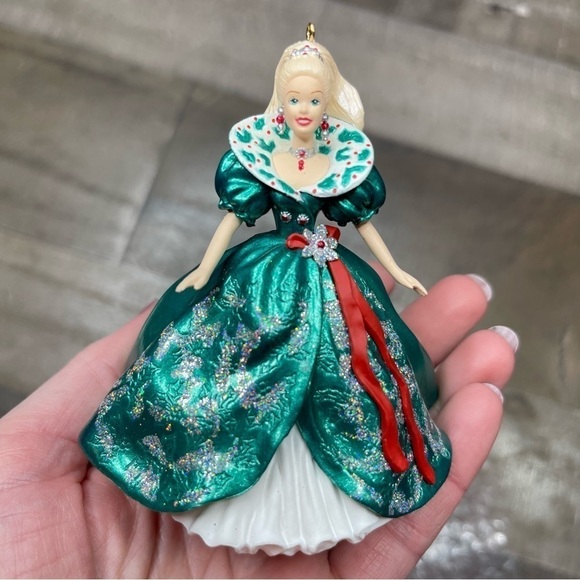 Hallmark 1995 Holiday Barbie Ornament - Picture 1 of 8